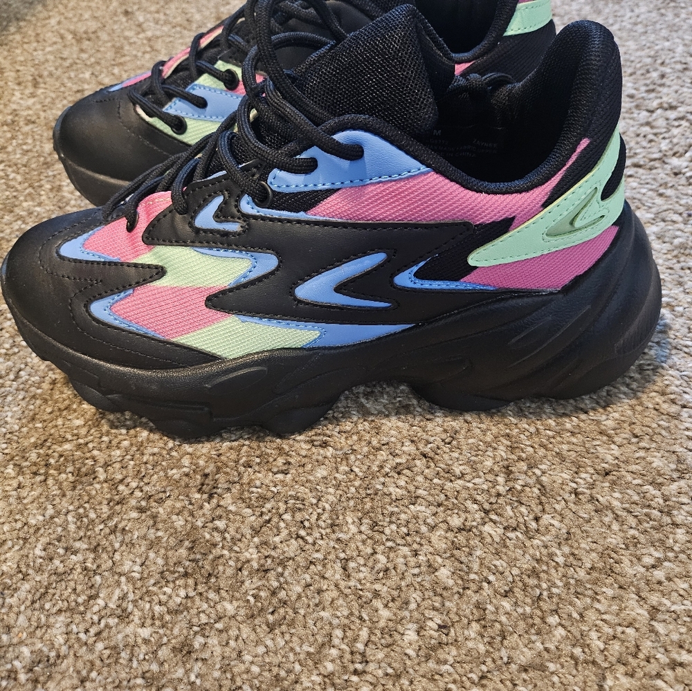 Never worn womens size 8 sneaker
